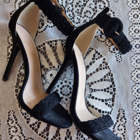 Black,  cute heels. - Picture 2 of 4